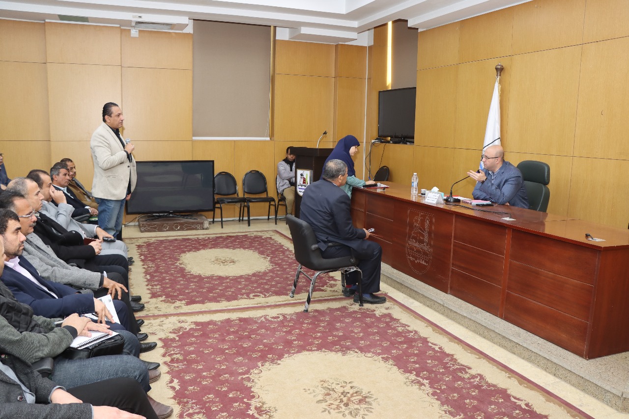 الصرف الصحي والإنارة.. أهم مشكلات اللقاء الأسبوعي للمحافظ